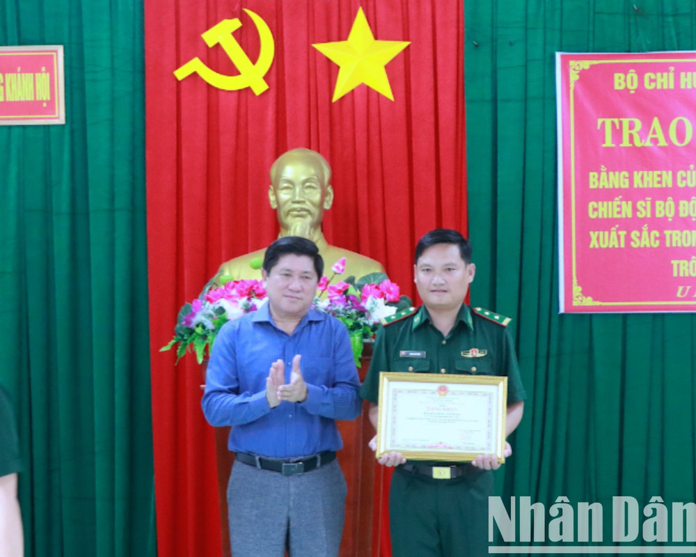 Phó Chủ tịch Ủy ban nhân dân tỉnh Cà Mau Lê Văn Sử (bìa trái) tặng Bằng khen của Chủ tịch Ủy ban nhân dân tỉnh Cà Mau cho tập thể cán bộ, chiến sĩ Đồn Biên phòng Khánh Hội. khen-3-7939.jpg