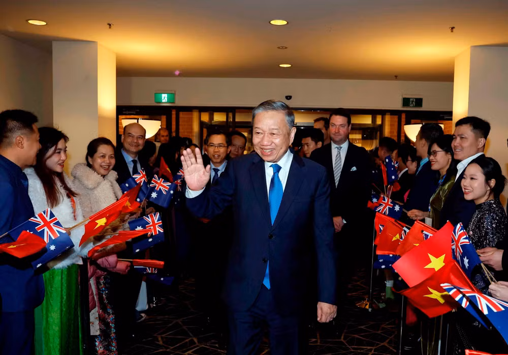 Cán bộ, nhân viên Đại sứ quán, cộng đồng người Việt Nam tại Australia đón Tổng Bí thư, Chủ tịch nước Tô Lâm. Ảnh: Thống Nhất