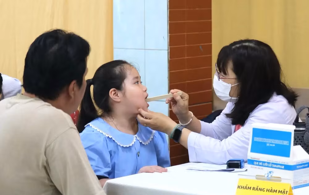 Khám sức khỏe định kỳ cho học sinh, sinh viên là hoạt động được Thành phố Hồ Chí Minh duy trì nhiều năm qua quản lý sức khỏe lâu dài.