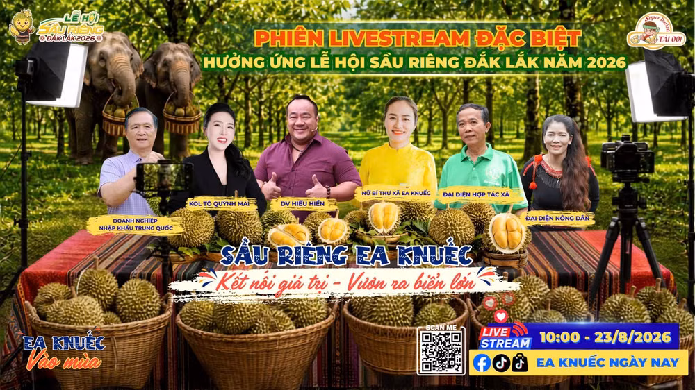 Chị Ngô Thị Minh Trinh (thứ ba từ trái sang), Bí thư Đảng ủy xã Ea Knuếc (tỉnh Đắk Lắk) thường xuyên trực tiếp tham gia các phiên livestream quảng bá, bán nông sản cho bà con địa phương.