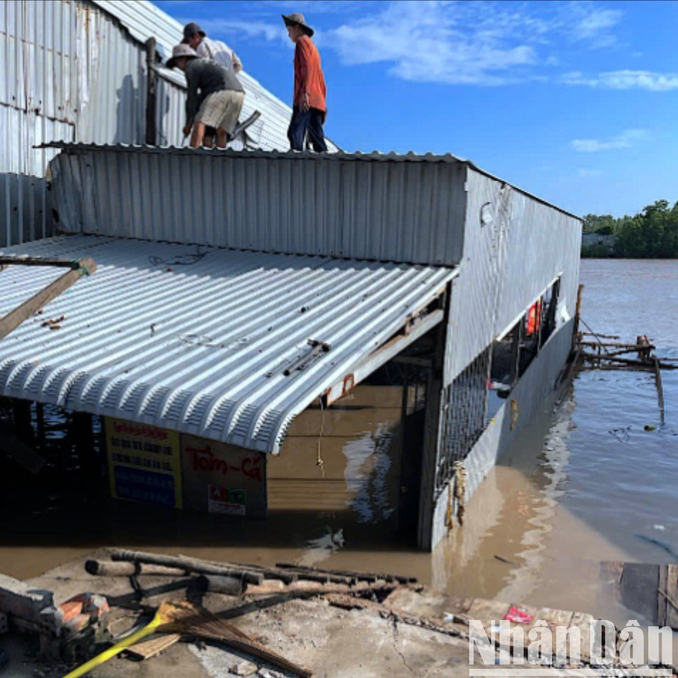 Nhà dân ven sông Đầm Dơi trên địa bàn xã Nguyễn Huân nằm gọn dưới sông do sạt lở đất. sat-lo-1-5377.jpg