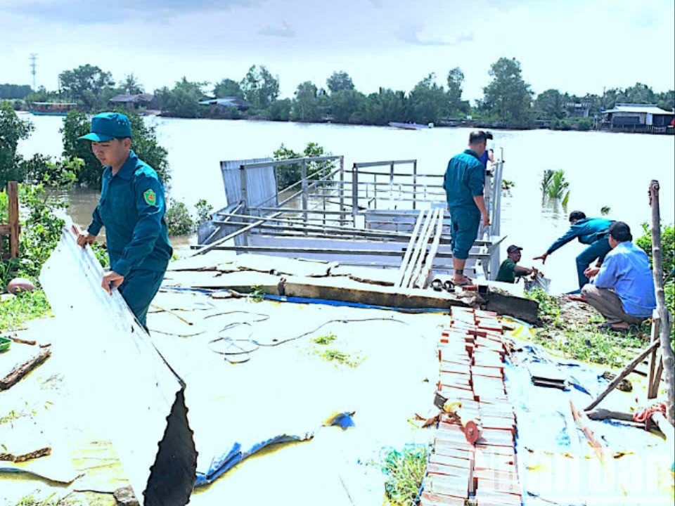 Lực lượng chức năng địa phương hỗ trợ tháo dỡ nhà bà Bích sau vụ sạt lở đất. sat-lo-6-5073.jpg
