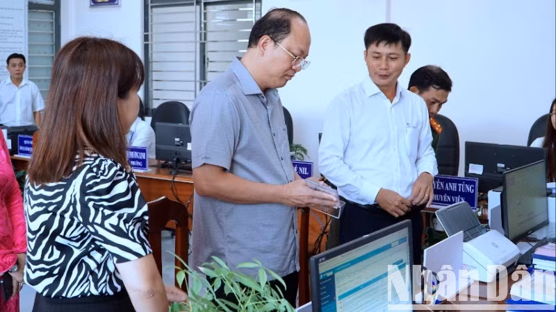 Bí thư Tỉnh ủy Cà Mau (giữa) kiểm tra, giám sát vận hành thử nghiệm bộ máy mới chính quyền cấp xã tại phường Tân Thành vào sáng 19/6.