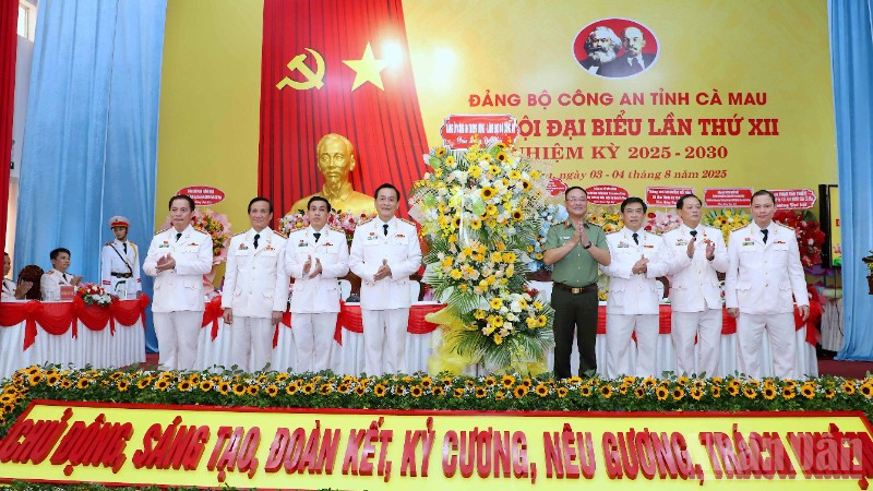 Thứ trưởng Phạm Thế Tùng (áo ngành) tặng hoa của Đảng ủy Công an Trung ương và Bộ Công an chúc mừng Đại hội.