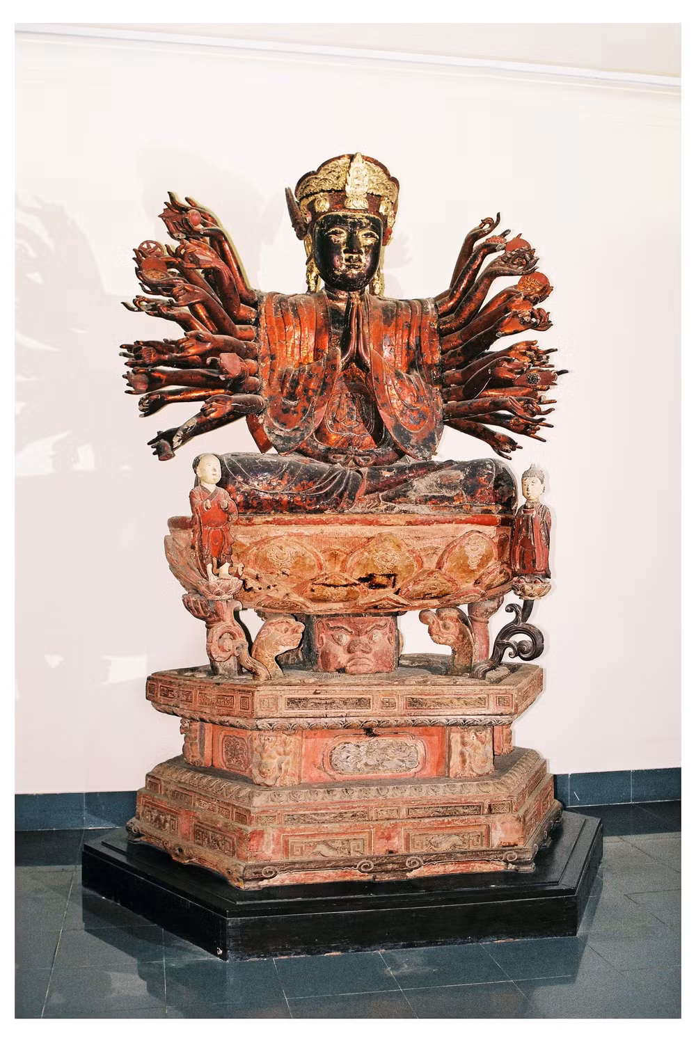 Bức tượng Phật bà Quan Âm chùa Hội Hạ (cao 320cm), bảo vật quốc gia, hiện trưng bày tại Bảo tàng Mỹ thuật Việt Nam. Nguồn: VNFAM
