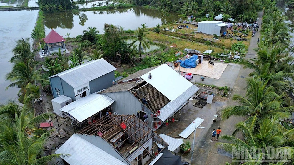 Một khu vực vùng nông thôn Cà Mau bị dông lốc tàn phá, gây hư hại nhiều tài sản. ndo_br_thien-tai-1-6764-8910.jpg