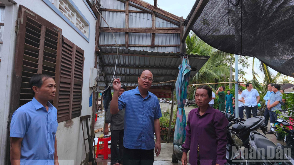 Bí thư Tỉnh ủy Cà Mau Nguyễn Hồ Hải (giữa) xuống tận nơi thăm hỏi, động viên người dân có nhà bị ảnh hưởng bởi thiên tai. ndo_br_nha-sap-7.jpg