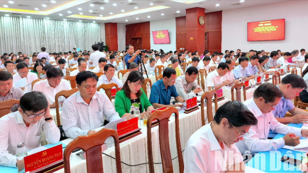 Các đại biểu chăm chú nghe triển khai nhiệm vụ vận hành bộ máy mới cấp xã. sap-xep-2-4001.jpg
