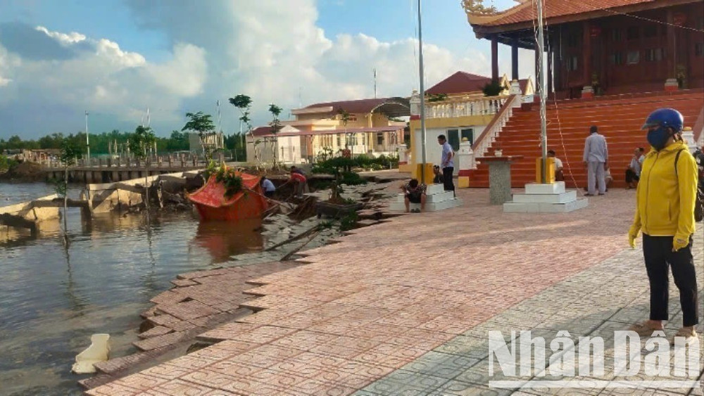 Khu vực sạt lở lấn đến sát khu chánh điện và xuất hiện thêm nhiều dấu vết rạn nứt. sat-lo-2-5750.jpg