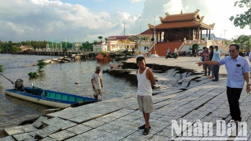 Một góc hiện trường khu vực sạt lở tại Miếu bà Thủy Long.