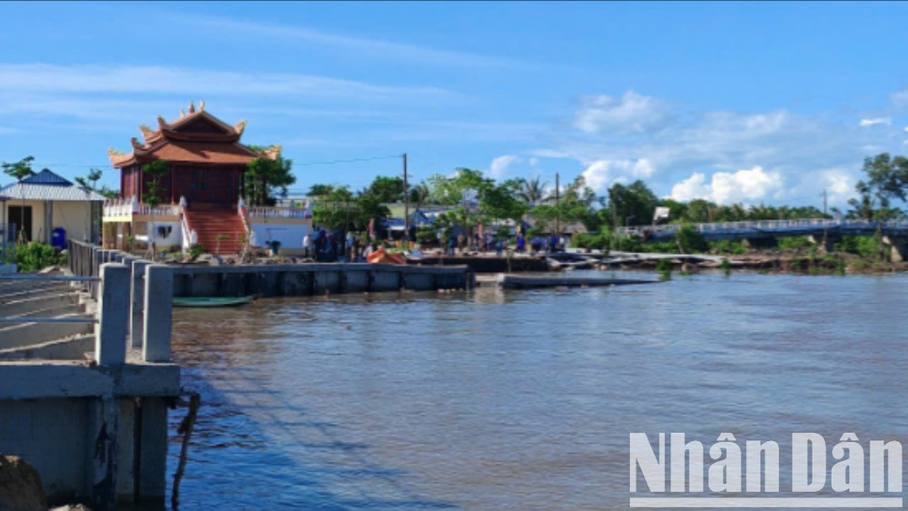 Khu vực bờ kè trong khuôn viên khu di tích bị sạt lở xuống sông. sat-lo-6-324.jpg