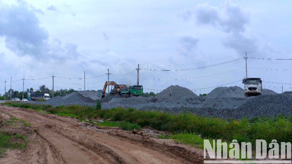 Vật liệu tập kết phục vụ thi công cao tốc Cần Thơ-Cà Mau, đoạn tại nút giao với tuyến nối qua địa phận tỉnh Cà Mau. cao-toc-5-9561.jpg