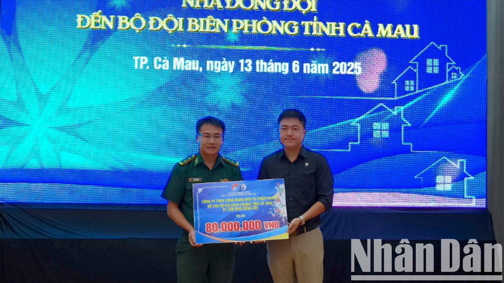 Trao bảng tượng trưng tặng 1 căn nhà đồng đội cho Bộ đội Biên phòng tỉnh Cà Mau. hoc-bong-2-327.jpg
