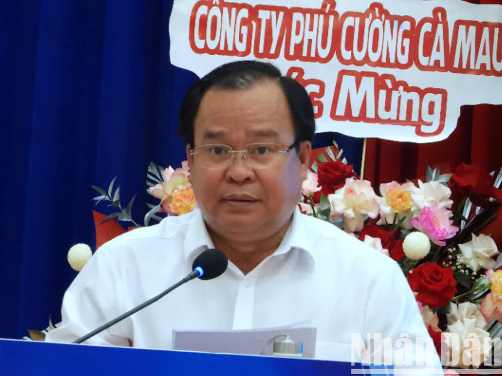 Phó Chủ tịch Ủy ban nhân dân tỉnh Cà Mau Nguyễn Minh Luân phát biểu cảm ơn đến các nhà tài trợ. hoc-bong-9-5209.jpg