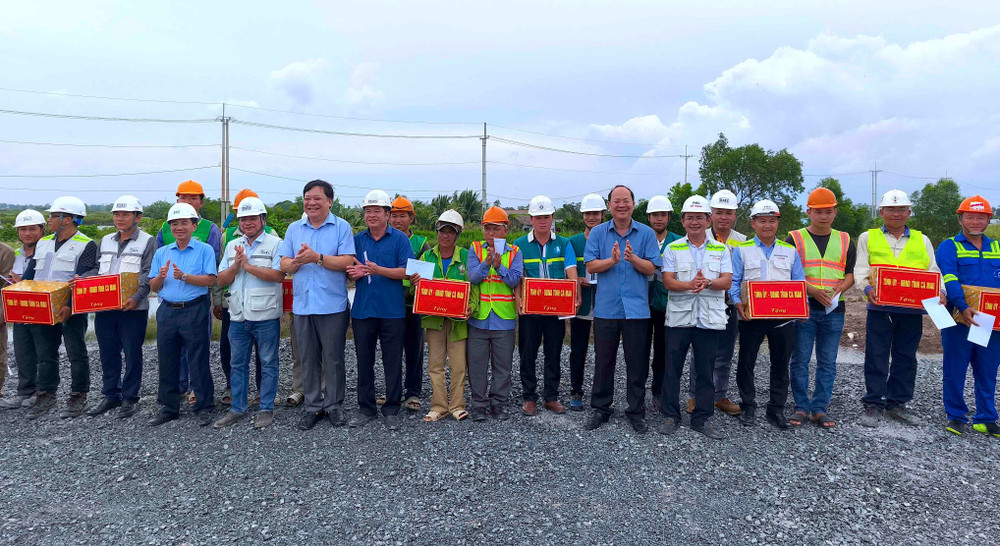 Bí thư Tỉnh Ủy và Chủ tịch Ủy ban nhân dân tỉnh Cà Mau tặng quà động viên các công nhân trên công trường thi công cao tốc đoạn qua tỉnh Cà Mau. cao-toc-1.jpg
