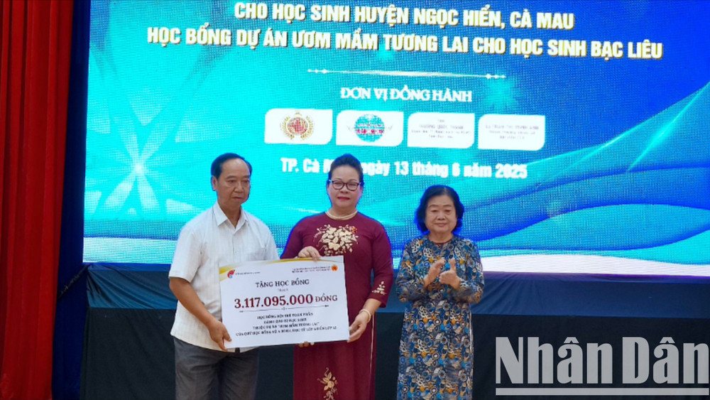 Bà Trương Mỹ Hoa và đại diện đơn vị tài trợ trao bảng tượng trưng hỗ trợ hơn 3,1 tỷ đồng học bổng đến đại diện tỉnh Bạc Liêu. hoc-bong-3-1393.jpg