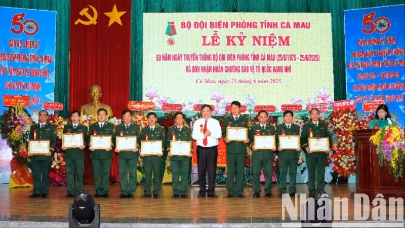 Chủ tịch Ủy ban nhân dân tỉnh Cà Mau Phạm Thành Ngại (giữa) tặng bằng khen cho các tập thể thuộc Bộ đội Biên phòng Cà Mau.