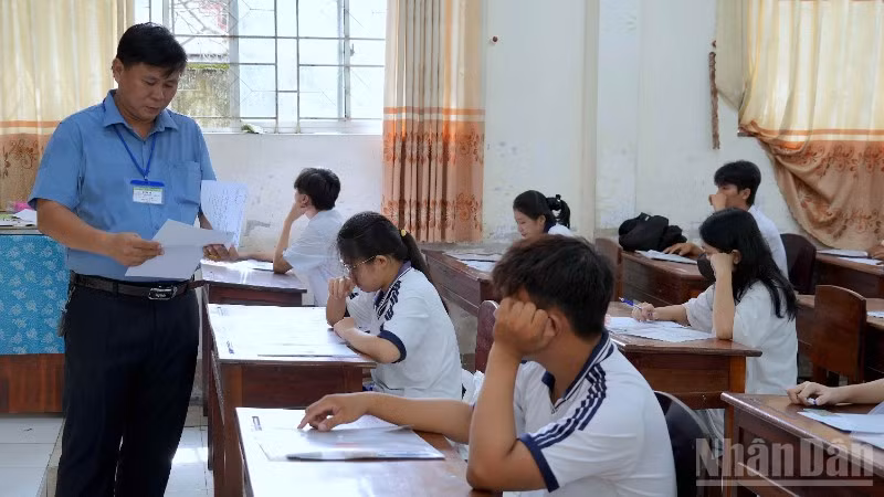 Cán bộ coi thi tại điểm thi số 3 phổ biến quy chế thi đến các thí sinh dự thi vào chiều 25/6.