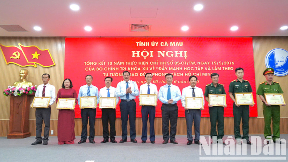 Lãnh đạo tỉnh Cà Mau tặng Bằng khen biểu dương các tập thể, cá nhân thực hiện tốt việc học tập và làm theo gương Bác. bac-2-333.jpg
