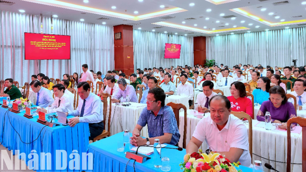 Đông đảo cán bộ, đảng viên tham dự hội nghị tổng kết việc đẩy mạnh học tập và làm theo gương Bác. bac-4-903.jpg