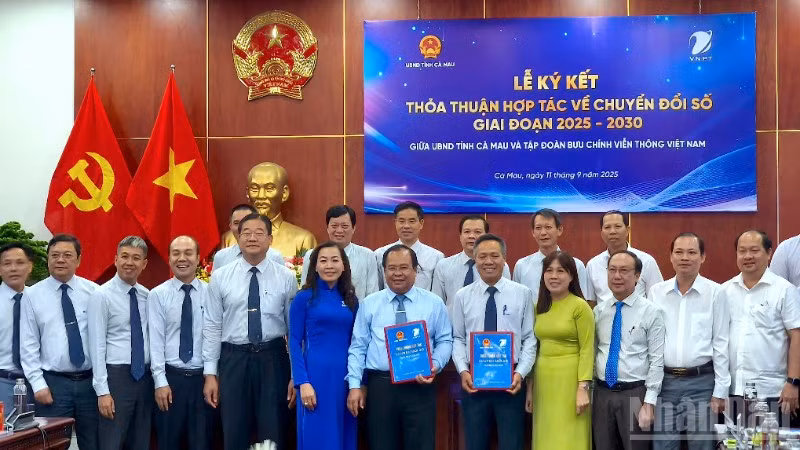 Đại diện lãnh đạo Ủy ban nhân dân tỉnh Cà Mau và VNPT tại lễ ký kết hợp tác chiến lược về chuyển đổi số.