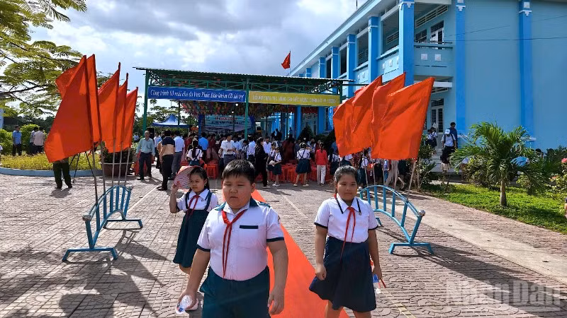 Học sinh Trường tiểu học 5 Sông Đốc vui mừng khi tương lai có trường mới đạt chuẩn.