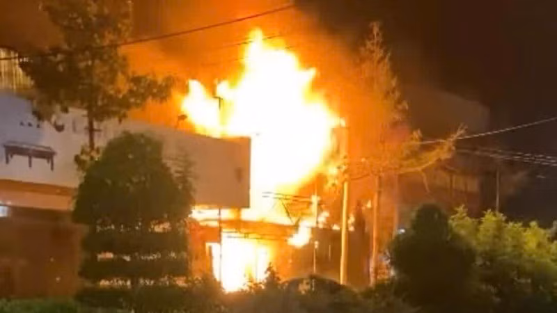 Hiện trường vụ cháy tại xã Cái Nước, tỉnh Cà Mau vào thời điểm lửa mới bùng phát. (Ảnh: Người dân cung cấp)