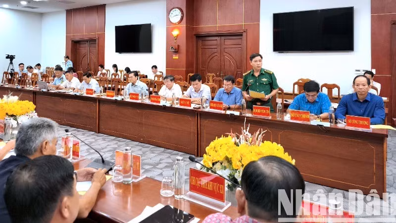 Đại diện Bộ đội Biên phòng Cà Mau báo cáo tình hình thực hiện cao điểm đấu tranh ngăn chặn, đẩy lùi tình trạng buôn lậu.