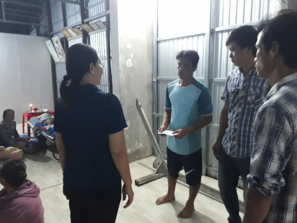 Đại diện lãnh đạo Ủy ban nhân dân xã Trần Văn Thời thăm hỏi và trao hỗ trợ bước đầu giúp gia đình lo hậu sự cho 2 cháu tử vong do đuối nước. (Ảnh người dân cung cấp) duoi-nuoc-2-6075.jpg