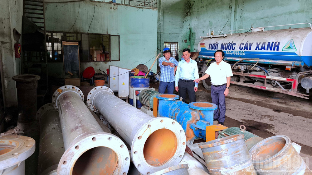 Hệ thống máy bơm được tập kết vào chiều 2/7 chuẩn bị bơm cạn nước 2 ao dự phòng để chứa rác tại bãi rác phường Tân Xuyên, tỉnh Cà Mau. ndo_br_bai-rac-4-2935.jpg