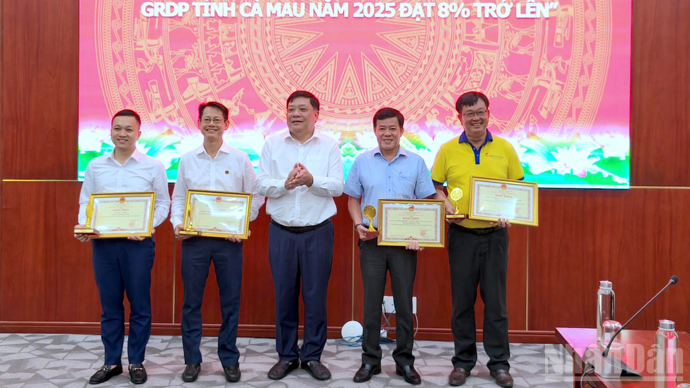 Chủ tịch Ủy ban nhân dân tỉnh Cà Mau Phạm Thành Ngại trao Bằng khen cho 4 doanh nghiệp đóng góp tích cực vào tốc độ tăng trưởng 6 tháng đầu năm 2025. ndo_br_kte-1-8439.jpg