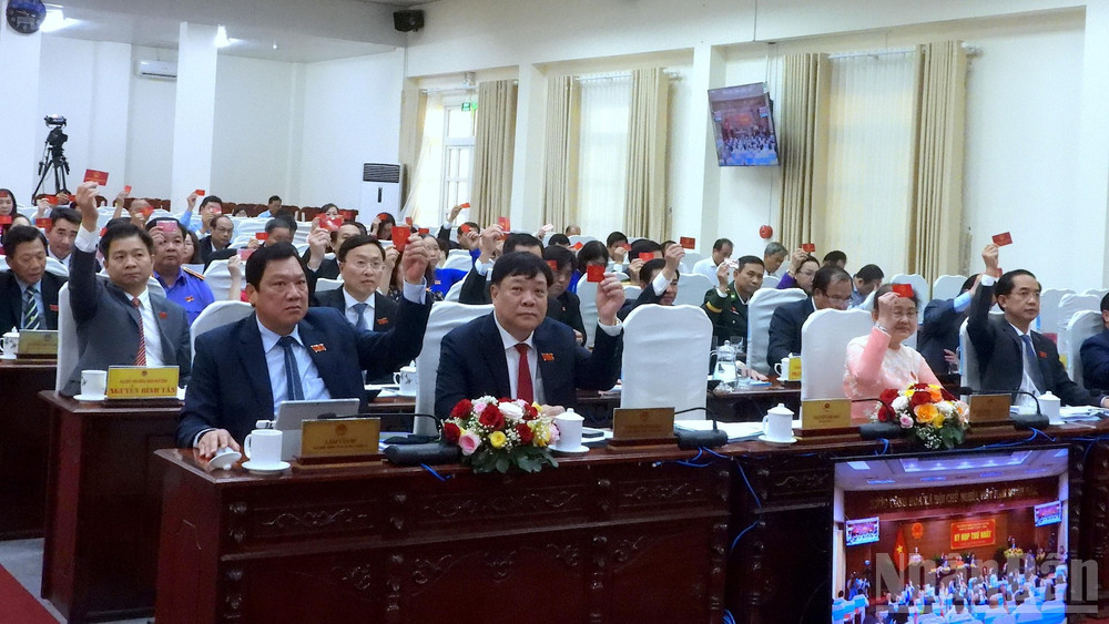 Các đại biểu Hội đồng nhân dân tỉnh Cà Mau biểu quyết thông qua nhiều nghị quyết tại kỳ họp đầu tiên ngay khi hợp nhất tỉnh. ndo_br_thieu-5-151.jpg
