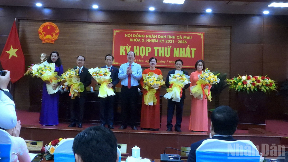 Bí thư Tỉnh ủy Cà Mau Nguyễn Hồ Hải (giữa) tặng hoa chúc mừng các đồng chí được phân công giữ nhiệm vụ chủ chốt của Hội đồng nhân dân tỉnh sau hợp nhất tỉnh. ndo_br_thieu-6-6713.jpg