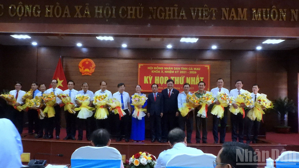 Lãnh đạo Hội đồng nhân dân và Ủy ban nhân dân tỉnh Cà Mau tặng hoa chúc mừng các Giám đốc sở và tương đương vừa được chỉ định giao nhiệm vụ tại kỳ họp. ndo_br_thieu-7-5085.jpg