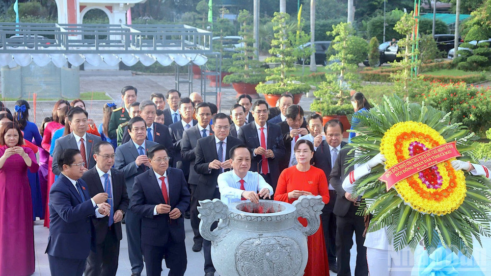 Đoàn đại biểu Hội đồng nhân dân tỉnh Cà Mau dâng hoa, dâng hương Chủ tịch Hồ Chí Minh vào sáng 1/7 trước khi kỳ họp đầu tiên diễn ra. ndo_br_thieu-9-1435.jpg