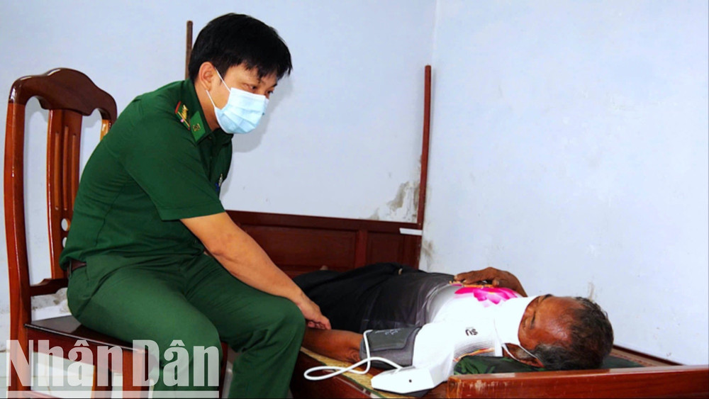 Quân y Đồn Biên phòng Khánh Hội chăm sóc sức khỏe nhân đạo cho thuyền viên người nước ngoài gặp nạn vừa tiếp nhận. (Ảnh: HOÀNG TÁ - Bộ đội Biên phòng Cà Mau) cuu-ho-2-7125.jpg