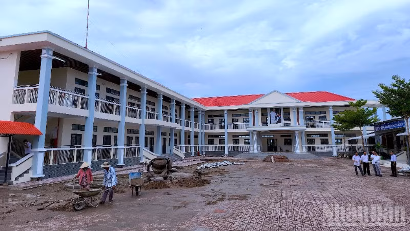 Một ngôi trường tại Cà Mau đang hoàn thiện xây mới chuẩn bị cho năm học 2025-2026.