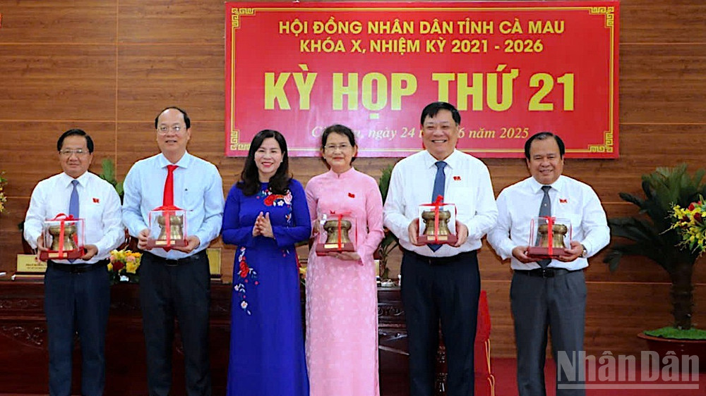 Phó Chủ tịch điều hành Hội đồng nhân dân tỉnh Cà Mau Lê Thị Nhung (áo dài màu xanh) tặng quà lưu niệm cho các đại biểu có nhiều đóng góp cho hoạt động của Hội đồng nhân dân tỉnh Cà Mau. ndo_br_hoi-dong-3-6858.jpg