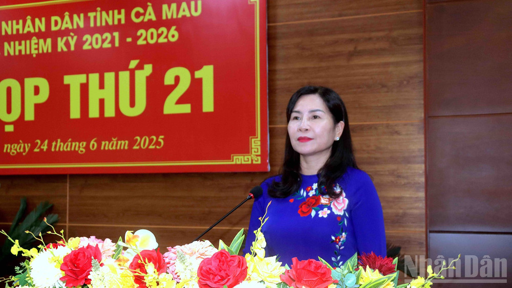 Phó Chủ tịch điều hành Hội đồng nhân dân tỉnh Cà Mau Lê Thị Nhung phát biểu bế mạc kỳ họp thứ 21 vào chiều 24/6 ndo_br_hoi-dong-5-2437.jpg