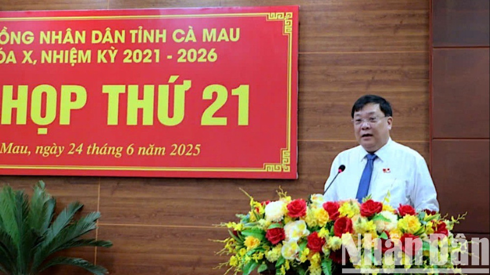 Chủ tịch Ủy ban nhân dân tỉnh Cà Mau Phạm Thành Ngại báo cáo tình hình kinh tế-xã hội 6 tháng đầu năm 2025 tại kỳ họp. hoi-dong-4-4461.jpg