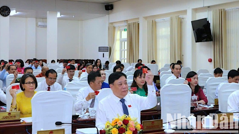 Các đại biểu Hội đồng nhân dân tỉnh Cà Mau biểu quyết thông các nghị quyết quan trọng tại kỳ họp thứ 21 vào chiều 24/6.