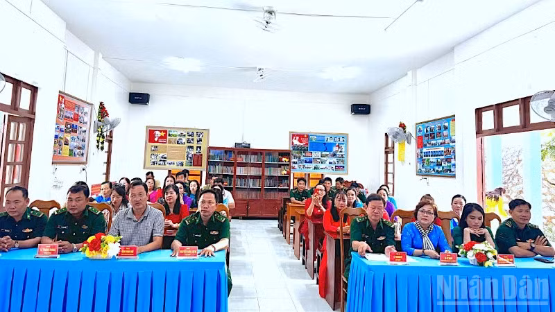 Quang cảnh buổi họp mặt đầm ấm, nơi các đại biểu cùng nhau ôn lại truyền thống vẻ vang của phụ nữ Việt Nam.