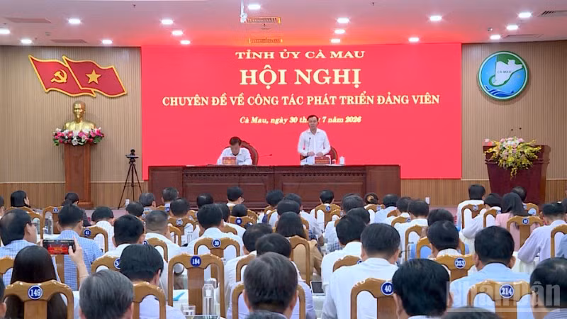 Trưởng Ban Tổ chức Tỉnh ủy Cà Mau Phan Thanh Duy (đứng trên) trình bày tình hình phát triển đảng viên tại hội nghị.