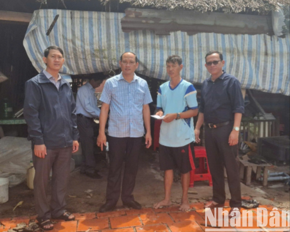 Phó Chủ tịch Ủy ban nhân dân huyện U Minh Nguyễn Thanh Liêm (thứ 2 từ trái qua) trao hỗ trợ bước đầu cho người dân bị ảnh hưởng bởi thiên tai. ho-tro-2-500.jpg