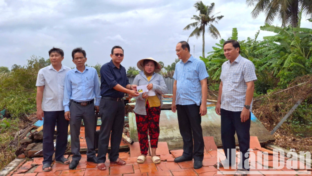Đại diện đoàn thể huyện U Minh trao hỗ trợ bước đầu cho hộ dân có nhà bị sập trên địa bàn xã Khánh Hội. ho-tro-1-9837.jpg