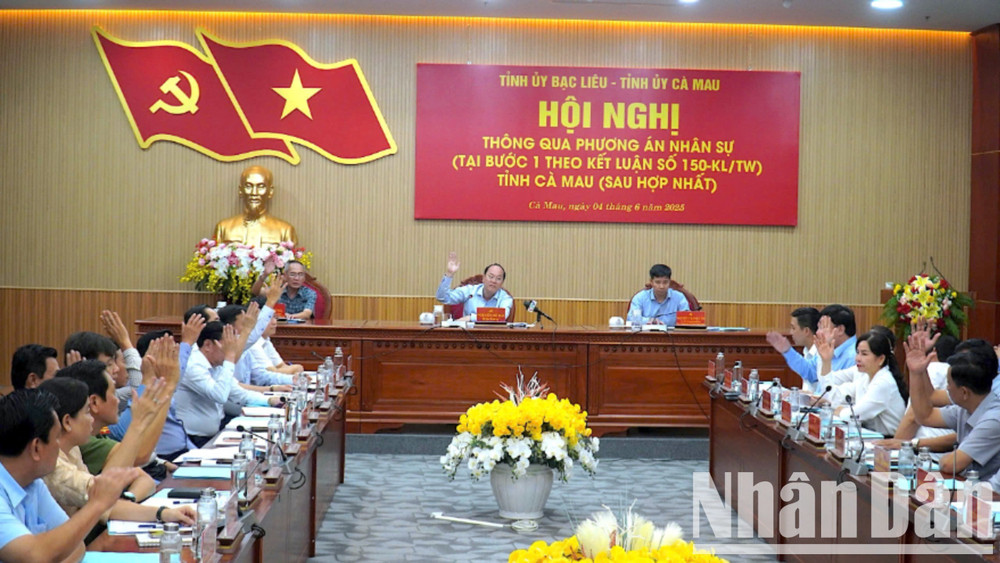 Ban Thường vụ 2 tỉnh Bạc Liêu và Cà Mau biểu quyết thông qua phương án nhân sự tại bước 1 sau hợp nhất vào sáng 4/6. hop-1-95.jpg
