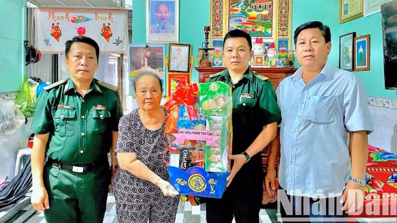 Đồn Biên phòng Tân Tiến (thuộc Bộ đội Biên phòng Cà Mau) thăm hỏi, tặng quà cho gia đình có công trên địa bàn phụ trách. 