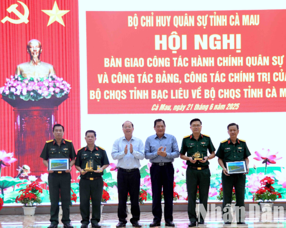 Lãnh đạo Tỉnh ủy, Ủy ban nhân dân tỉnh Cà Mau tặng quà cho đồng chí Chỉ huy trưởng, Chính ủy Bộ Chỉ huy Quân sự 2 tỉnh Cà Mau và Bạc Liêu. ban-giao-2-4319.jpg