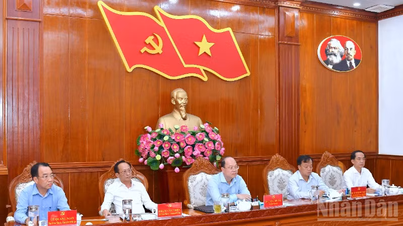 Các đồng chí Thường trực Tỉnh ủy Cà Mau chủ trì hội nghị.