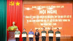 Đồng chí Nguyễn Thị Thanh Lịch trao Bằng khen tặng 6 tập thể và 14 cá nhân có thành tích trong thực hiện nhiệm vụ tìm kiếm, quy tập hài cốt liệt sĩ và xác định danh tính hài cốt liệt sĩ còn thiếu thông tin giai đoạn 2021-2025.